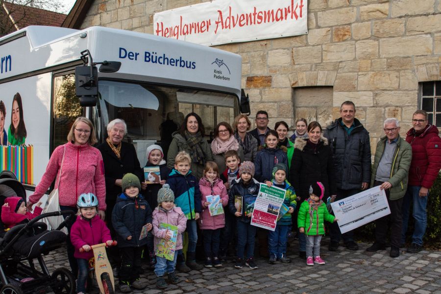 Bei der Scheckübergabe freuten sich der großen und kleinen Leserinnen und Leser des Bücherbusses Bildrechte: Kreis Paderborn, Kulturamt, Sabrina Klein